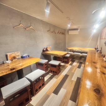 新房间将于2025年10月竣工。这里是仅供吸食加热烟草的区域,禁止穿鞋。房间里有可容纳 8 人、4 人和 2 人的桌子,以及一个有 5 个座位的吧台。