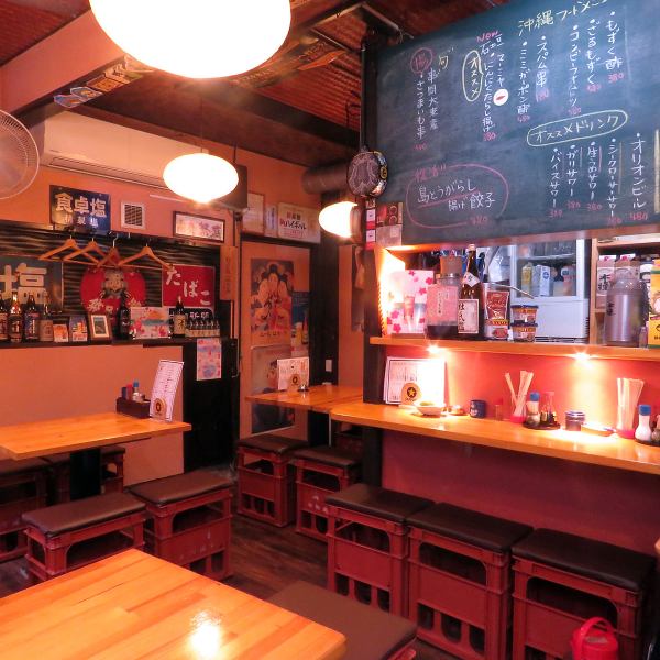 Counter seats and table seats in a cozy retro shop.Check out the recommended foods and drinks for [Kinchanya] on the blackboard!