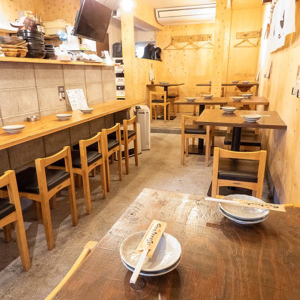 漁師小屋を思わせる店内。採れたての海の幸をお届けします。