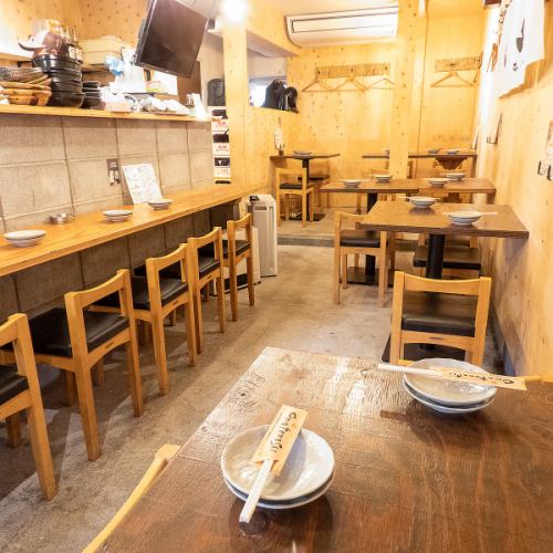 <p>漁師小屋を思わせる店内。採れたての海の幸をお届けします。</p>