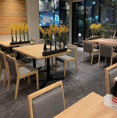 【특별한 날에】 세련된 공간의 테이블 좌석은 데이트와 기념일 등 소중한 분과 개인 시간을 연출합니다.차분한 분위기 속에서 맛있는 요리와 술을 천천히 즐길 수 있습니다.평상시 사용은 물론, 세련된 여자회나 소인원의 회식에도 최적입니다.마음에 남는 한때를 보내주세요.