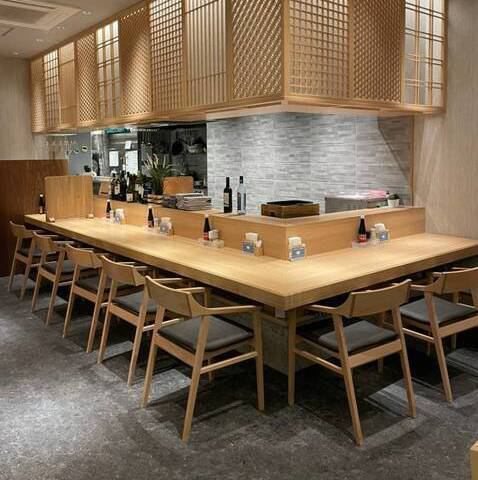 【장인의 기술을 가까이에서】 카운터석은, 조리 풍경을 바라볼 수 있는 특등석.요리사의 섬세한 수제와 식재료의 향기를 가까이 느낄 수있는 라이브 감이 매력입니다.한 분이나 커플의 친밀한 데이트에 최적.요리와 술에 대해 스탭과의 대화도 즐길 수 있습니다.오감으로 맛볼 수 있는 호화로운 시간을 보내세요.