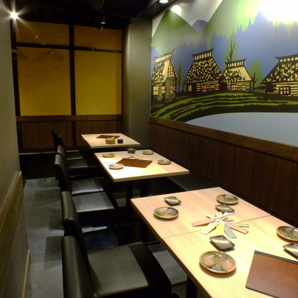 【10名以上の宴会大歓迎☆】人数に応じて席の配置も変更可能です!奥のテーブルは10名以上のご宴会も大歓迎♪アットホームな店内でお食事、ご宴会をお楽しみください!