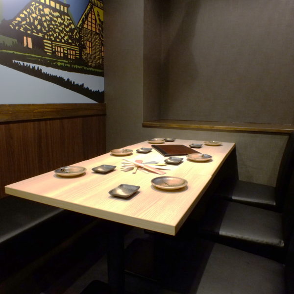 【2~6名様テーブル席】ゆったりとお寛ぎ頂きやすい、ソファーと椅子のテーブル席です!名物の『野菜豚巻き串』や『一夜干し』に合う『日本酒』も多数ご用意しております!!