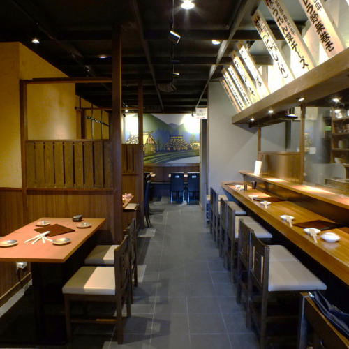 活気ある店内で炭焼きを