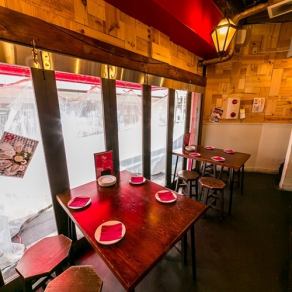 【大きな窓ガラスで明るいテーブル席♪】4名テーブル2つ外の空気を感じながら明るく♪会話も弾んで楽しく乾杯