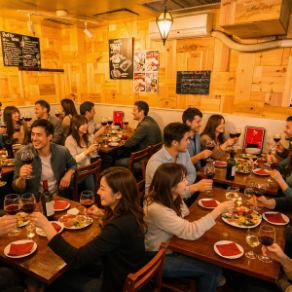 【最大40名様まで可能】ビートルズ流れる明るい店内でお酒も進み、会話も弾む。楽しく飲むなら北の国バル！みんなで飲むなら北の国バル！