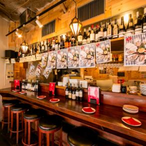 【1名様から大歓迎】スタッフとの会話も楽しいカウンター席10席キッチンを囲むカウンター席。隣に座れば距離も縮まる。常連様との会話も楽しむ。