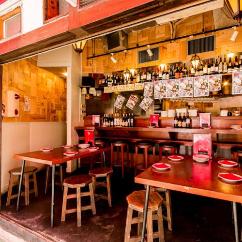 【外の空気を感じる解放感】これからの季節に人気！大きな窓ガラスを開放。風を感じながら昼から飲める！