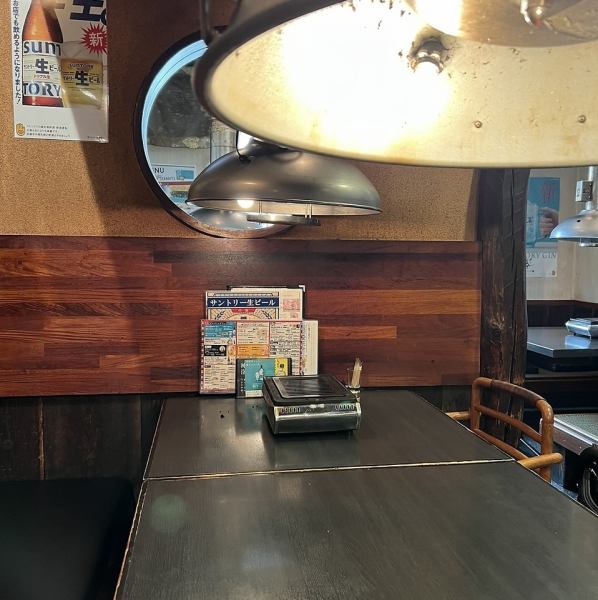 木目調の落ち着いた店内は、落ち着いた雰囲気で、ゆったりとお過ごしいただけるようになっております。