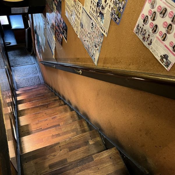 当店は2階席をご用意しております!中人数までご利用可能なテーブルと、ゆったりとしたお時間をお過ごしいただけるよう心がけております!