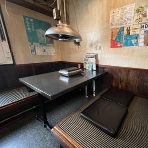 手前に仕切りのあるテーブル4名席。