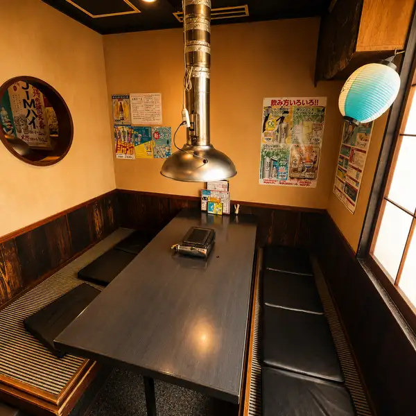 女子会や職場のお仲間との飲み会など、中規模のご宴会に最適なテーブル席をご用意しております。温かみある木目調の落ち着いた空間で、厳選された最高級の黒毛和牛や名物の牛タン、ホルモン盛り合わせをお楽しみいただけます。飲み放題付きのコースも充実しておりますので、阿佐ヶ谷での特別なご宴会にぜひご利用ください。