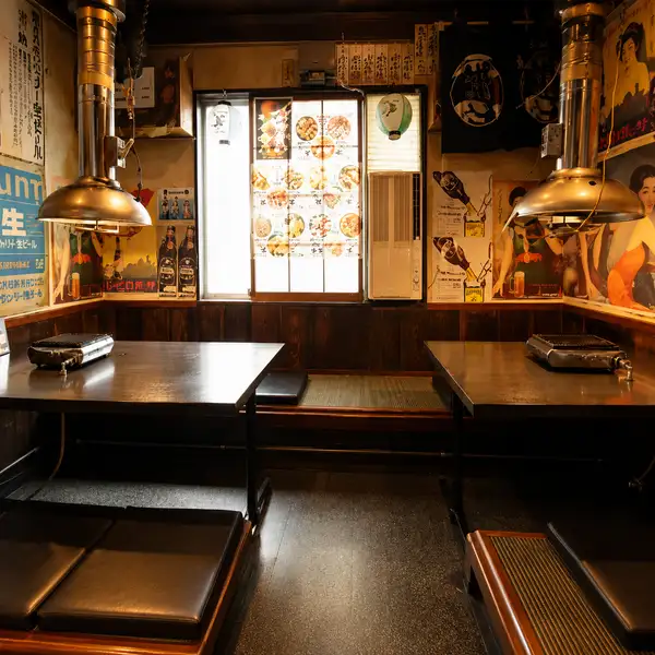 当店は二階フロアも完備しており、大人数でのご宴会や貸切宴会、会社飲み会などに最適です。木の温もりを感じる広々とした快適な空間で、極上の黒毛和牛を心ゆくまで満喫していただけます。厳選されたお肉に合うこだわりの日本酒やハイボールもご用意。人気のお席となっておりますので、ご予約はお早めにお願いいたします。