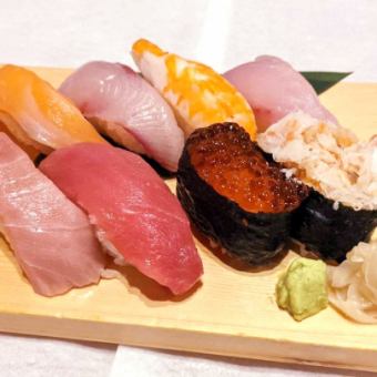 〈包括中等脂肪的金槍魚和鮭魚子！〉8種特製手握壽司