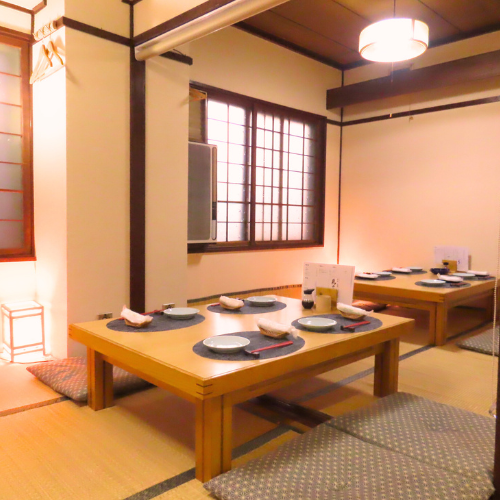 【旭川に新登場居酒屋！】和の趣を大切にした内装が特徴的で、落ち着いた雰囲気の店内になっております。畳敷きの座敷には低いテーブルが並んでおり、温かみのある照明が心地よい空間を演出し、訪れる人々に安らぎを与えます。柔らかな光が照らす中で、ぜひ友人や家族と共に楽しいひとときをお過ごください。