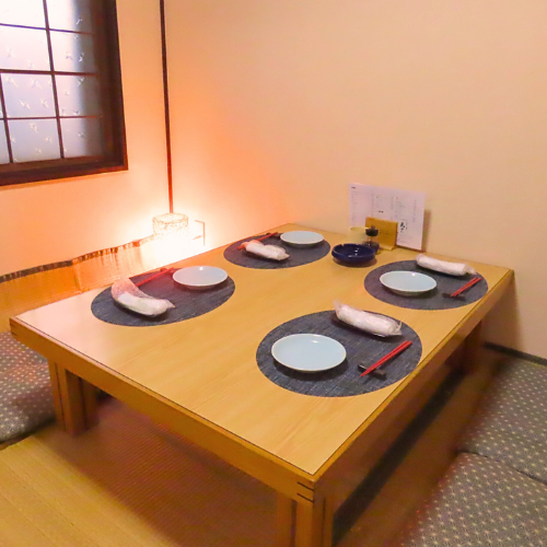 【木の温もりを感じる内装がリラックスした食事の時間を演出】店内は和風でシンプルかつ洗練されたデザインとなっており、心地よい空間が広がっております。落ち着いた雰囲気の中、リラックスしてゆっくりお食事を楽しむことができます。心温まる料理と共に、ほっと安らぐような時間を提供いたします。ぜひご利用ください。