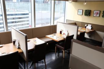 ランチタイムも大好評！銀座の景色を眺めながらお過ごしいただけるテーブル席。お気軽にご来店ください！