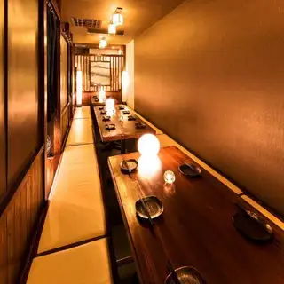 和の趣き溢れる店内は大人の為の落ち着いた雰囲気となっております。フロアは100名様までの貸切可能！池袋での接待や女子会、合コンなど各種宴会に最適なプライベート個室空間♪お得な宴会コースプランもご予算に合わせて3000円~ご用意。誕生日や記念日にお得なサプライズ特典もご用意しております。