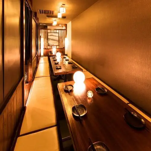 和の趣き溢れる店内は大人の為の落ち着いた雰囲気となっております。フロアは100名様までの貸切可能！池袋での接待や女子会、合コンなど各種宴会に最適なプライベート個室空間♪お得な宴会コースプランもご予算に合わせて3000円~ご用意。誕生日や記念日にお得なサプライズ特典もご用意しております。