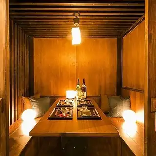 和の趣き溢れる店内は大人の為の落ち着いた雰囲気となっております。フロアは100名様までの貸切可能！池袋での接待や女子会、合コンなど各種宴会に最適なプライベート個室空間♪お得な宴会コースプランもご予算に合わせて3000円~ご用意。誕生日や記念日にお得なサプライズ特典もご用意しております。