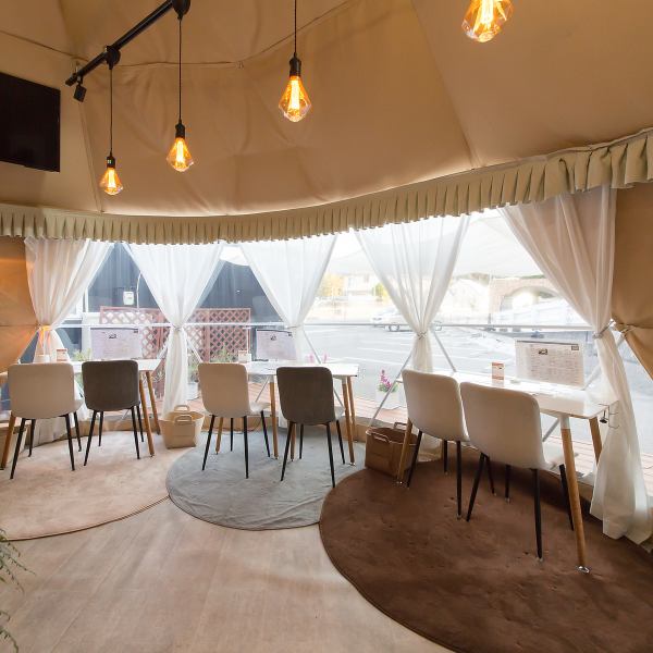 ≪開放感あふれる窓際席はデートにぴったり◎≫広々とした大きな窓からは、外の景色が楽しめ開放感抜群。明るい陽射しの中で、美味しいランチを楽しむのが贅沢なひとときです♪デートや記念日には、特別な思い出を作るのにぴったりな場所です。心地よい雰囲気が、リラックスした時間を提供します☆