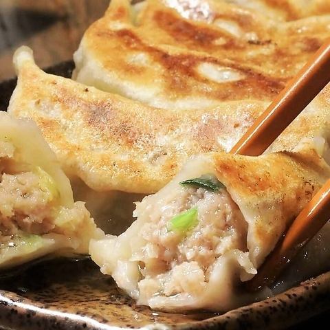 名物"肉汁焼餃子" 614円～肉汁溢れる肉汁餃子をご賞味ください♪