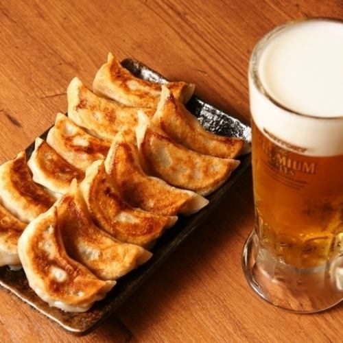 餃子とビールを楽しめます