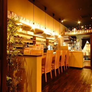吧台座位上摆放着当地酒和严选的日本酒♪