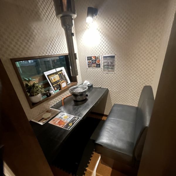 完全個室の店内2名様カウンター席では、普段使いだけでなくカップルシートのように焼肉を楽しむことが可能です。デートや少人数でのご利用にぴったり！