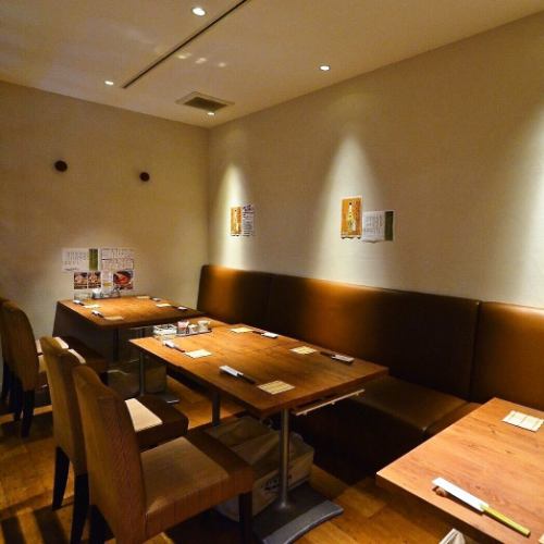 4名テーブルのお席を2席ご用意しております。団体様でのお食事はお早めにご予約をお勧めしております。