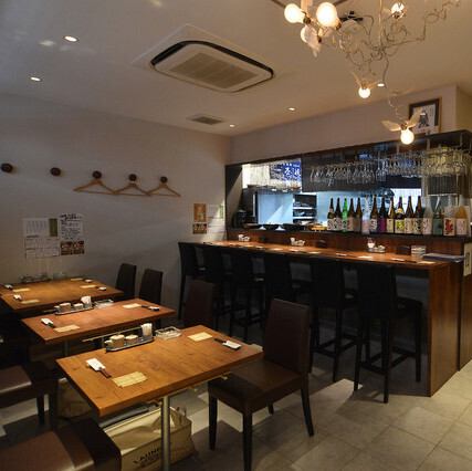 <p>広々としたソファーの付いたテーブル席はモダンで落ち着いた雰囲気が魅力です。人数に合わせてレイアウト変更も可能なので、少人数での飲み会から会社のご宴会まで幅広く対応いたします。またお店全体を貸し切って、大人数でのパーティーも承っておりますので、まずはお気軽にご相談ください♪</p>