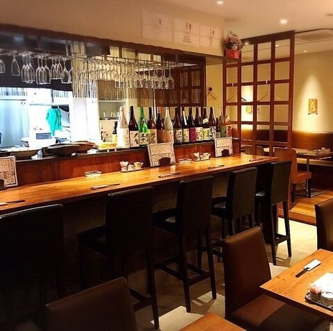 <p>お一人様でもふらっと立ち寄りやすいカウンター席もございます。目の前で調理の様子を眺めながら、スタッフとの会話を楽しむのもカウンター席ならではの醍醐味◎お仕事帰りの一杯や、お一人でゆっくりと食事を楽しみたい夜にぴったりです。もちろんデートでのご利用もおすすめです♪</p>