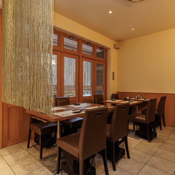 店内奥には周りを気にせずゆったりとお過ごしいただける小上がりの半個室をご用意しています。落ち着いた色合いの空間でリラックスできるのが嬉しいポイント。最大12名様までご利用できるので、少人数でのご宴会などプライベートなシーンに最適です◎人気のお席ですのでご予約はお早めに！