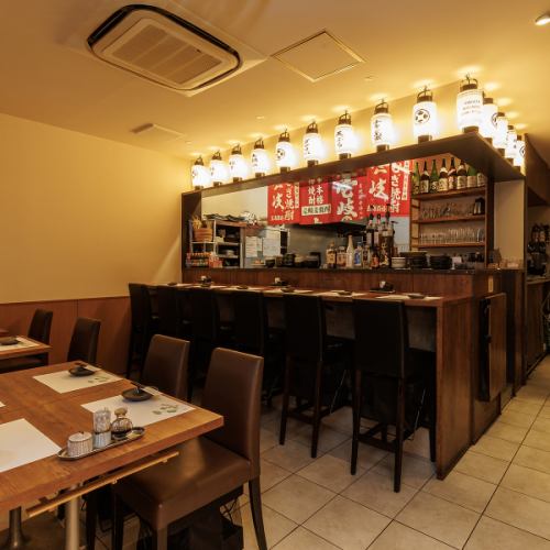 <p>広々としたソファーの付いたテーブル席はモダンで落ち着いた雰囲気が魅力です。人数に合わせてレイアウト変更も可能なので、少人数での飲み会から会社のご宴会まで幅広く対応いたします。またお店全体を貸し切って、大人数でのパーティーも承っておりますので、まずはお気軽にご相談ください♪</p>