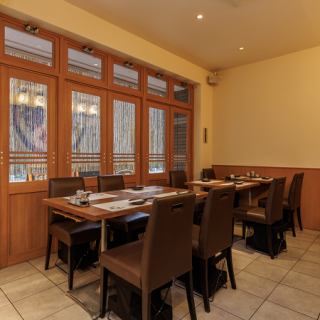 当店ではご利用しやすい2名掛けテーブルを7席ご用意しております。デートや普段のお食事はもちろん、観光の方も大歓迎です。