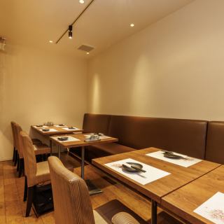 4名テーブルのお席を2席ご用意しております。団体様でのお食事はお早めにご予約をお勧めしております。