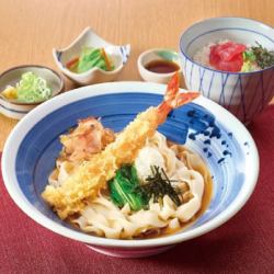 大蝦天婦羅蝦仁拌麵配蘿蔔泥和迷你鮪魚飯套餐