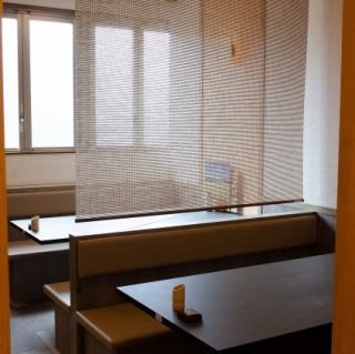 我們有可容納 4 至 6 人的桌椅。請隨時聯絡我們以了解空房情況和更多詳情。圖片是圖片。