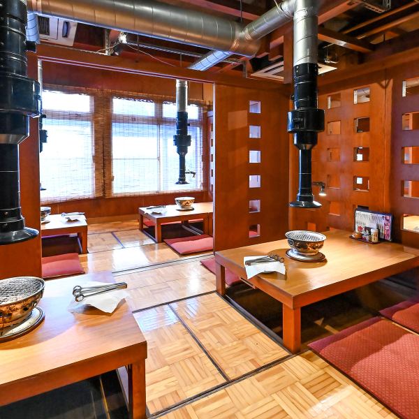 友人やご家族での落ち着いた時間に最適な掘りごたつ席やテーブル席をご用意☆アットホームな雰囲気の中で焼肉をお楽しみいただけます。隣席とのほどよい距離感で、会話と食事に集中できる空間づくりを行っています◎女性の方やお子様連れでも快適に過ごしていただけるよう工夫を凝らしています！