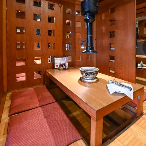 友人やご家族での落ち着いた食事にぴったりの掘りごたつ席。隣席とのほどよい距離感で、プライベート感を保ちながら会話と食事に集中できます。女性やお子様連れの方でも過ごしやすく、目の前でお肉が焼き上がるライブ感も楽しめるのが魅力です。心もお腹も満たされる、あたたかい時間をお過ごしください。