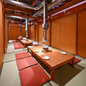 大人数での宴会や会社の集まりに最適な広々とした座敷席をご用意しています。各卓には炭を入れた焼き台をセットしているので、どの席でも本格的な炭火焼きをお楽しみいただけます。マイクの貸し出しサービスもあり、ご宴会や同窓会などのイベント時に便利です。団体様でもくつろげるアットホームな空間をお楽しみください。