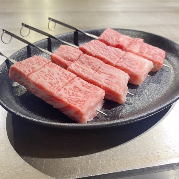 【鉄板酒場に来たらまずはこれ!】赤字覚悟のA5ランク牛串
