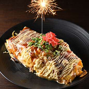 豚ぺい焼きに花火とメッセージカードを添えてお届けいたします!