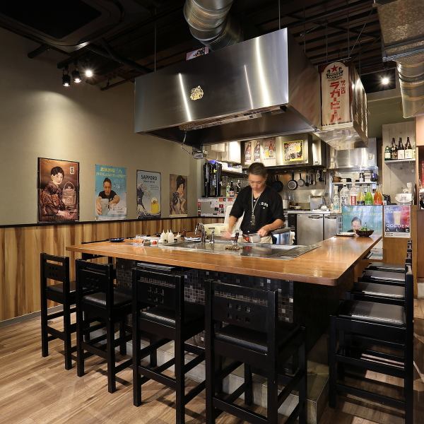 【アットホームな店内はデート・宴会・おひとり人様も大歓迎!】解放感あるオープンキッチンの店内。明るく活気がありアットホームな空間です。目の前で調理をするお洒落なカウンター席はデートにも最適。肩を並べてゆったりとお過ごしいただけます。