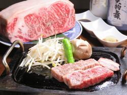 富士山熔岩上的精致肉类菜肴