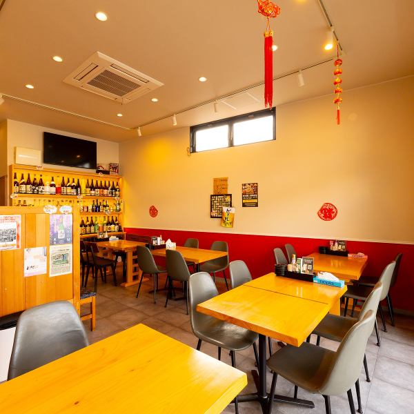 【一体感のある大規模宴会に！】店内の奥のフロアを区切ってのフロア貸切も承ります。奥のフロアは26名様まで着席可能なため、部署単位の飲み会や大規模な宴会に最適です。広々としたスペースで、会話やお食事を心ゆくまでお楽しみください。もちろん、最大40名様まで貸切も可能です。喫煙も可能★お気軽にご相談ください！