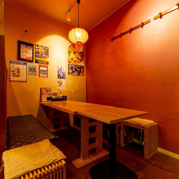 【中規模宴会にも柔軟に対応！】広々とした4名様席や、一体感のある8名様掛けのテーブル席をご用意。ゆったりと配置されているため、周囲を気にせずお過ごしいただけます。ご友人や会社の同僚との飲み会など、様々な中規模のご宴会に柔軟に対応可能。平日週末問わず、ご利用シーンに合わせてお席をご案内いたします。