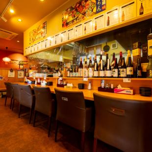 【ライブ感を楽しむ特等席】オープンキッチン前のカウンター席は、日本酒や焼酎など、豊富な銘柄についてスタッフと会話を楽しみながら、あなた好みの一杯を提案させていただきます。お一人様やデートにもおすすめです。