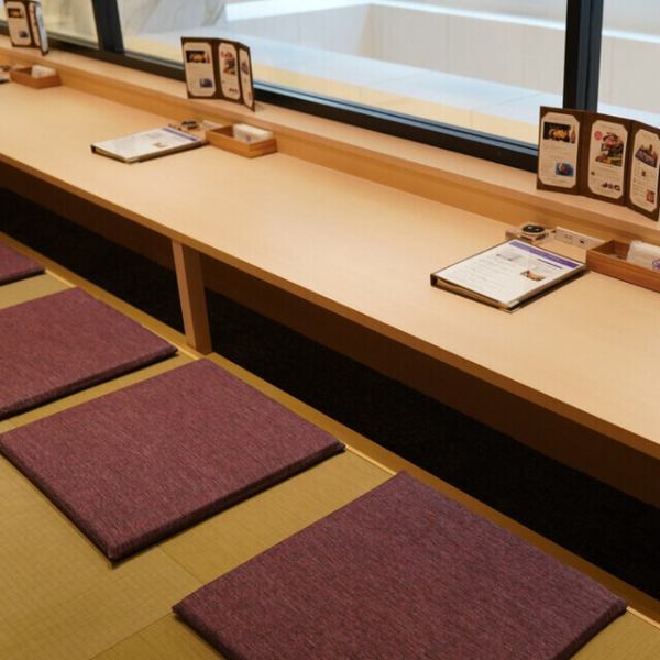 木のぬくもりを感じる店内には、やさしい光が差し込み、心も体もほっと一息でき、会話も弾みやすいお席です。照明は柔らかく、落ち着く雰囲気を演出しながらもリラックスできるモダンなデザイン!設備充実でゆったり過ごせるので、会食から懇親会まで幅広いシーンに対応可能で、快適さと利便性が自慢です。